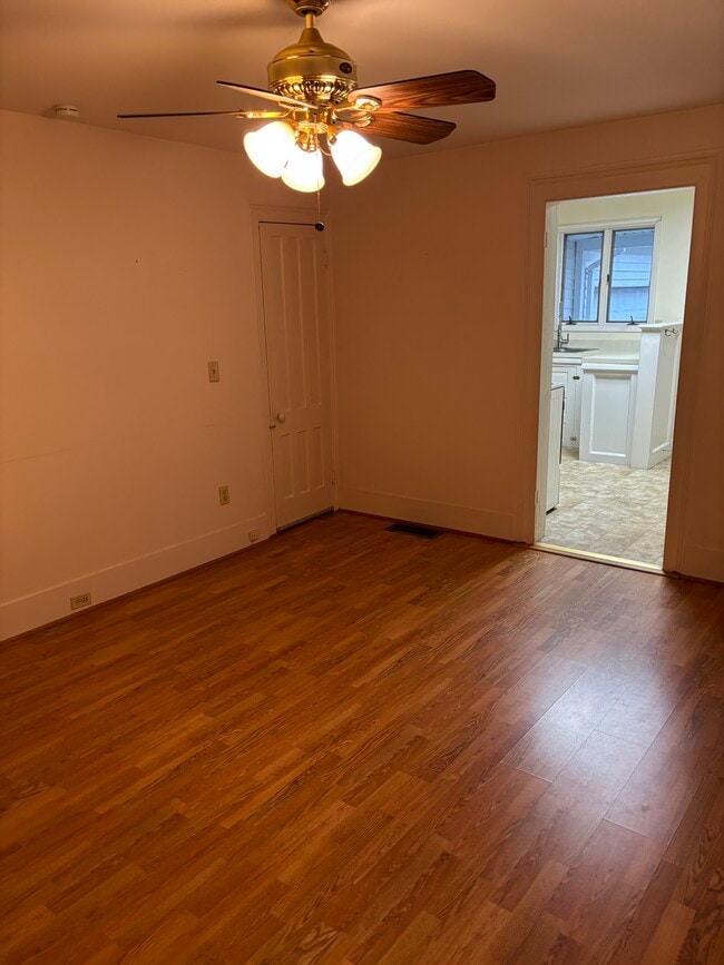 Building Photo - 222 W 4th St