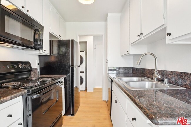 Building Photo - 1352 S Carmelina Ave