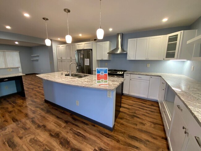 Building Photo - 3 Bedroom Single Story Home Available Near...