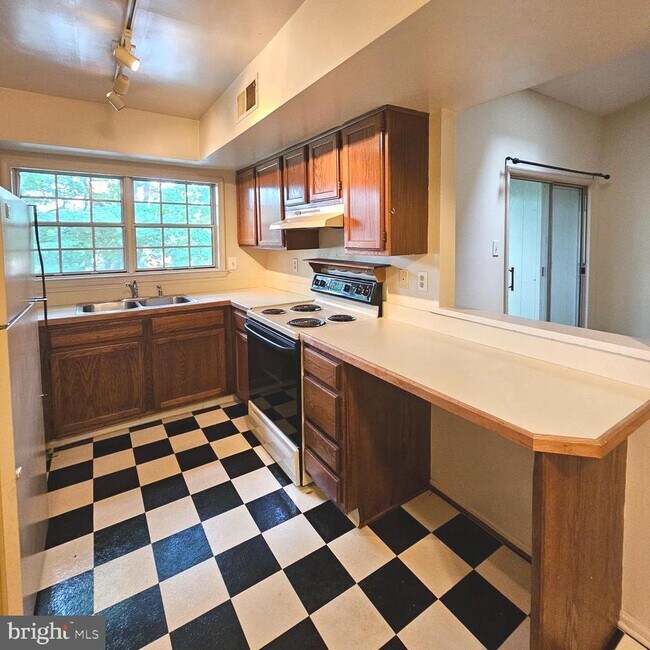 Building Photo - 7754 New Providence Dr