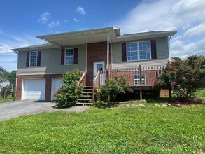Building Photo - 3 bedroom 2 bath single family home