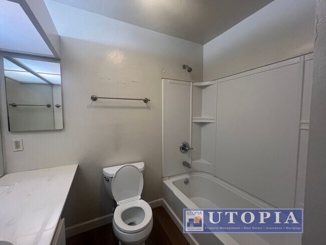 Building Photo - RENT SPECIAL: 50% off 1st months rent if the lease is signed by January 1st! Bright Natural Light...