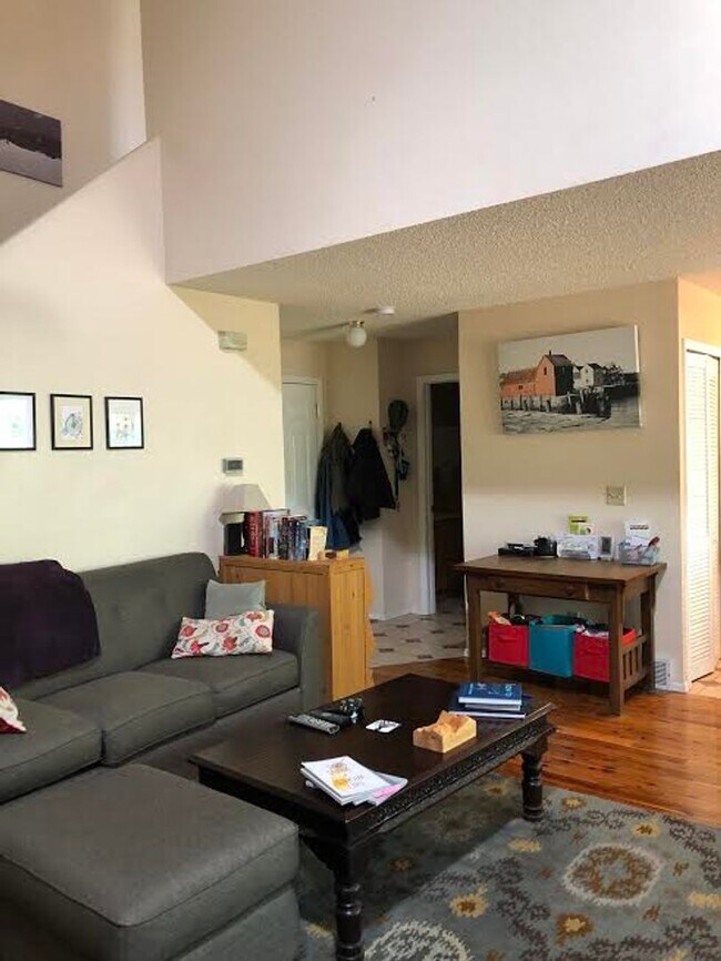 Building Photo - 4 Bd, 2 Ba, Home, Quiet Neighborhood, Great Floorplan, Mature Landscaping!