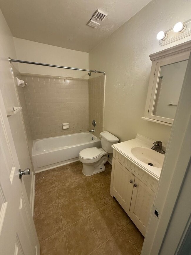 Building Photo - Sun-Filled 2/2 with Stainless Appliances & New Carpet