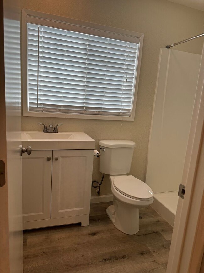Building Photo - Great 4 Bedroom 3 Bathroom 2000 Sqft. Hous...
