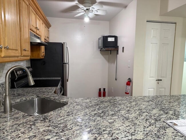 Building Photo - 751 Summer Ave