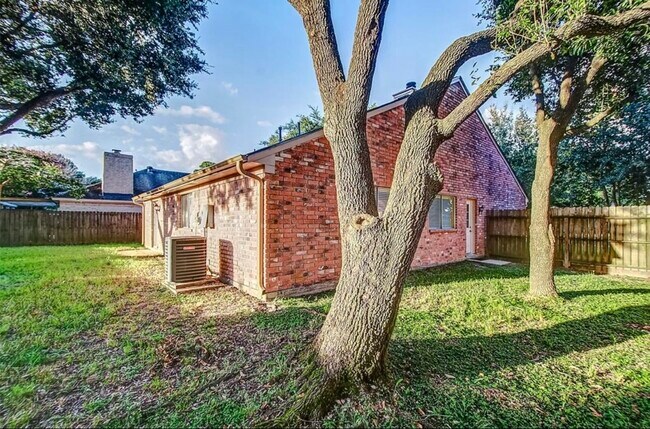 Building Photo - 1502 Park Wind Dr