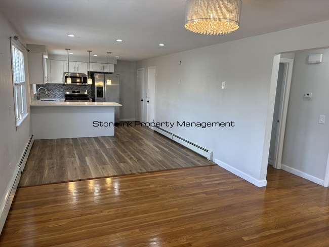 Building Photo - 321 Budlong Rd