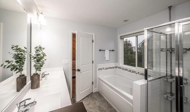 Owner Bath2 - 14185 Adelaide Ave