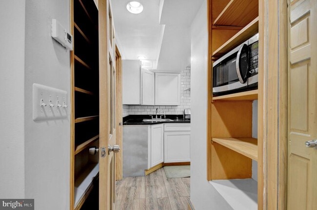 Building Photo - 1118 Girard St NW