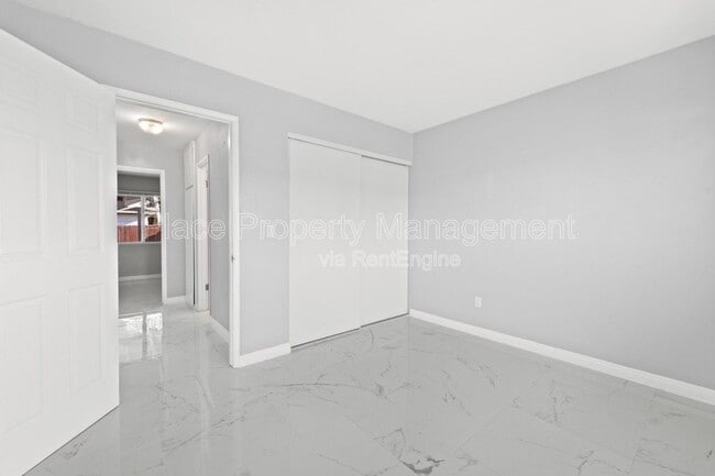 Building Photo - 145 Glenhaven Way