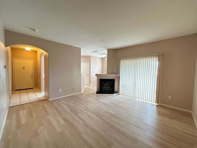 Building Photo - 1-Bed 1-Bath Condo in Guard Gated Community!