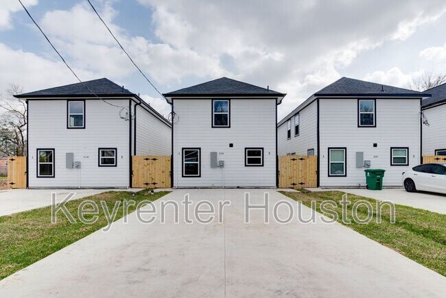 Building Photo - 8128 Sterlingshire St