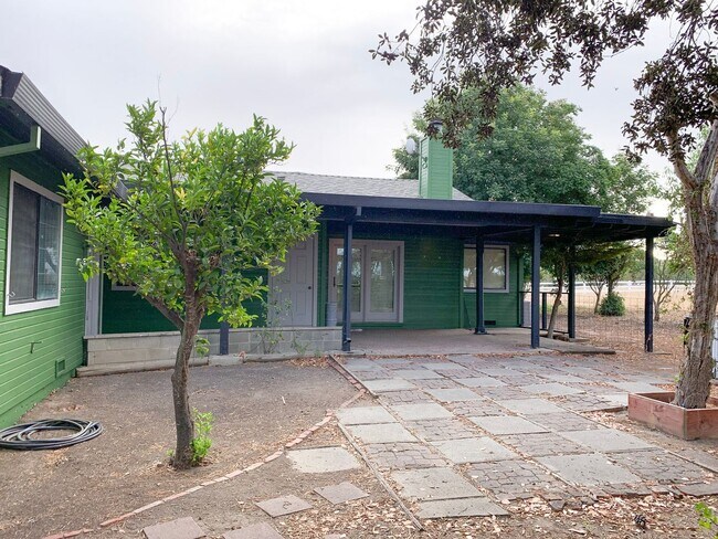 Building Photo - Meadow Lane