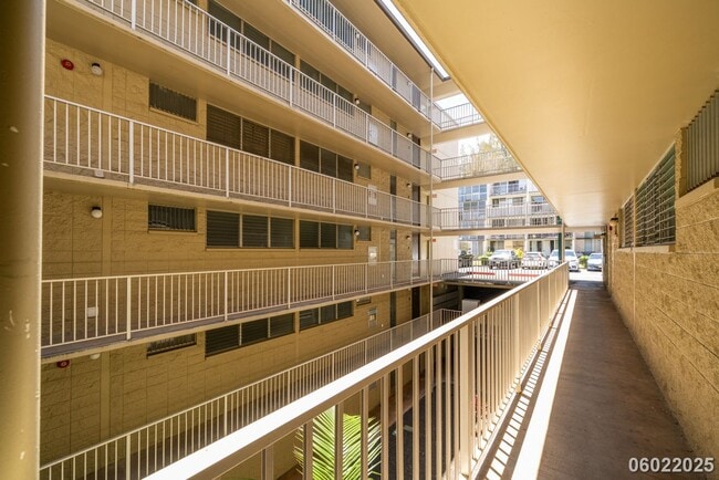 Building Photo - $2,400 /2 Bed /1 Bath / 2 PARKING In beaut...