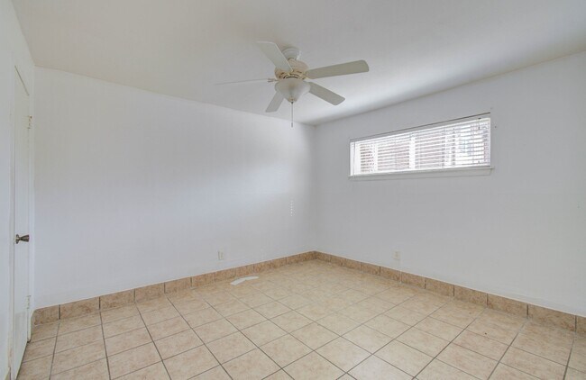 Building Photo - 8110 Albacore Dr