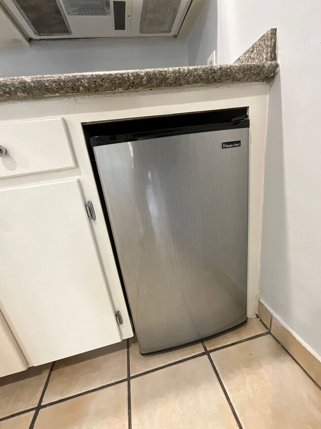 Building Photo - Studio Apartment - North Hollywood -Move I...