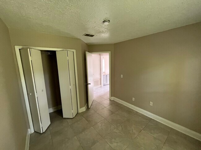 Building Photo - 11232 River Grove Dr