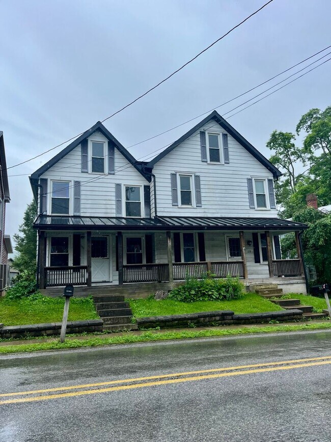 Building Photo - 380 Walnut St