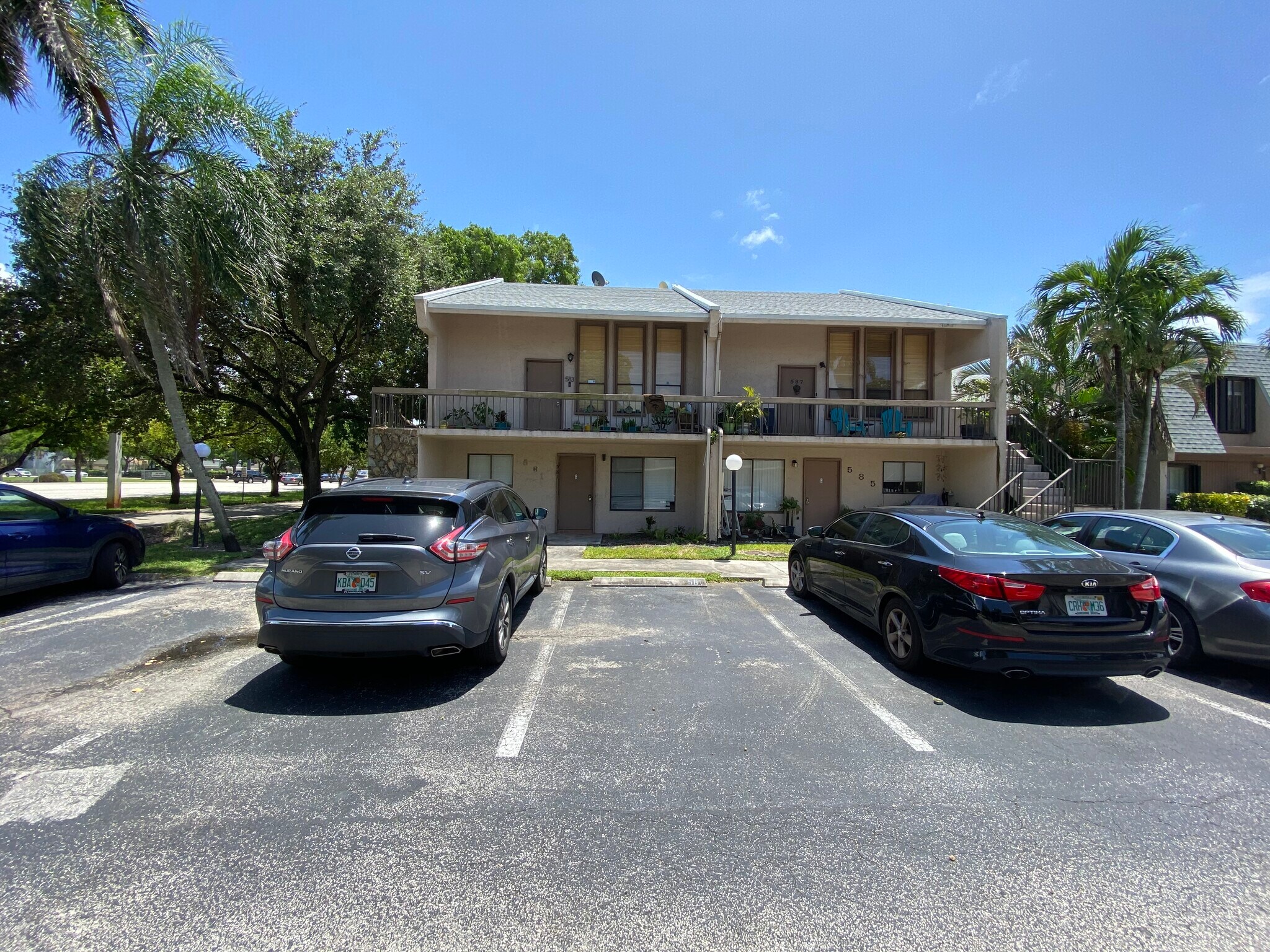 Building Photo - 581 N University Dr