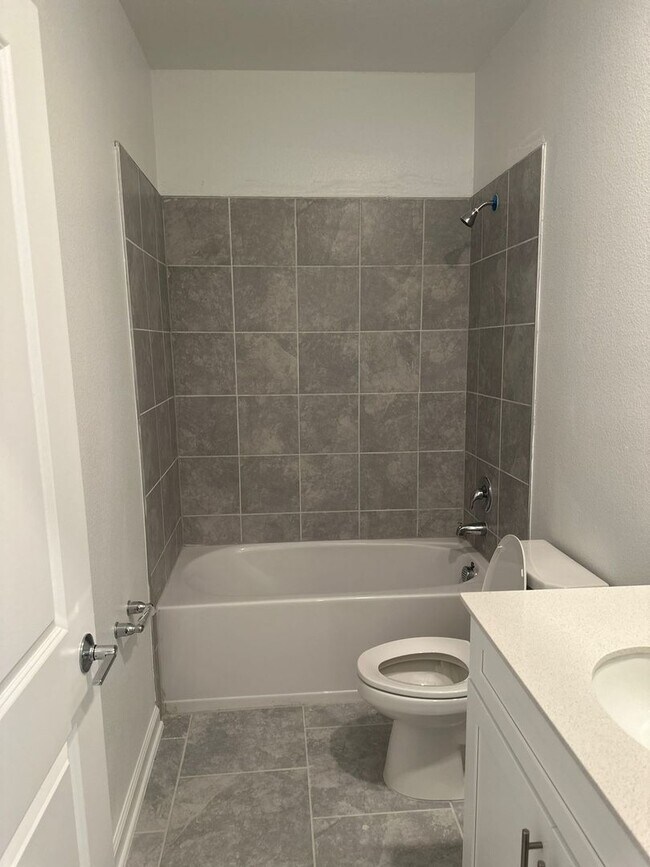 Building Photo - Beautiful Townhome  3 Bedroom 2.5 Bathroom