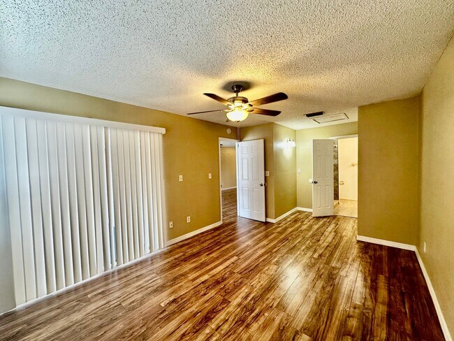 Building Photo - 313 Dirksen Dr