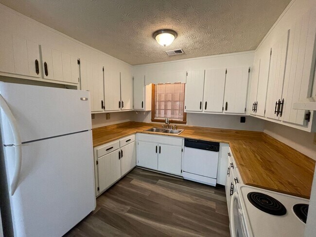 Building Photo - Secluded 2/1.5 Apartment East Rome $1,095