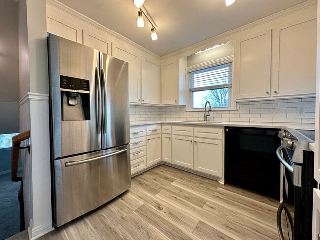 Building Photo - Remodeled beauty in Charolette Park
