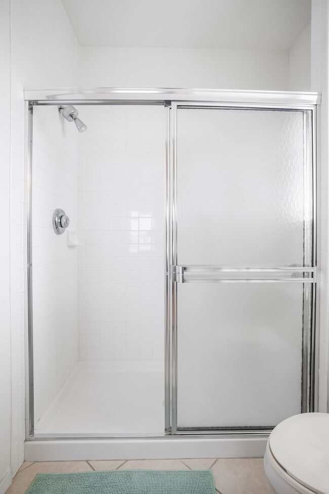 Building Photo - ** CROWN POINTE SHORES ** 2 BED + DEN / 2 BATH - GARAGE - TURNKEY FURNISHED - ANNUAL RENTAL