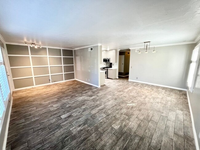 Building Photo - Beautifully Updated 3B 2BA Home w/ AC and ...