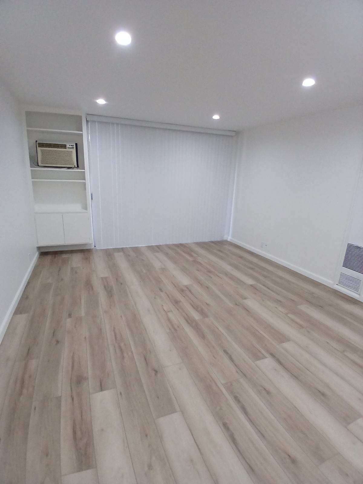 Building Photo - 533 S Hudson Ave