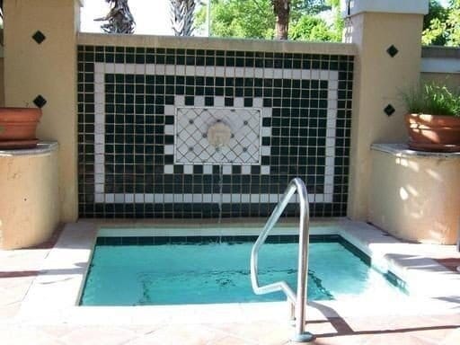 Building Photo - End unit with private side entrance!