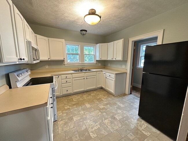Building Photo - Move in Special - $500 off November rent -...