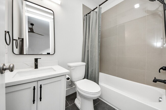 Building Photo - 916 W 20th St