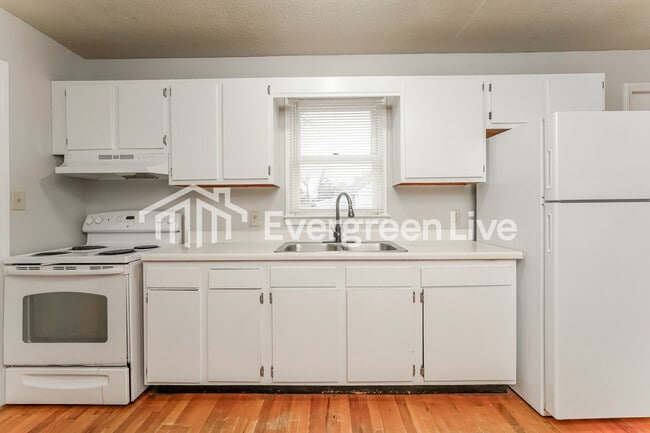 Building Photo - 808 Gordon St