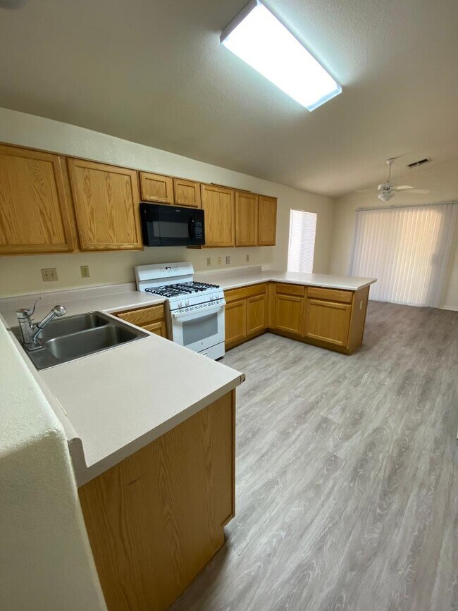 Building Photo - 10237 E Desert Crossings Way