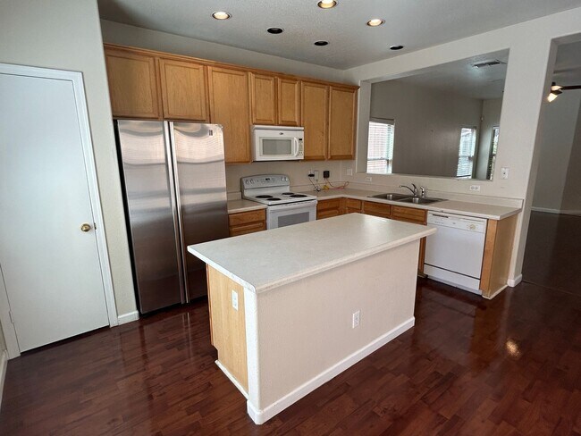 Building Photo - 18529 W Mariposa Dr