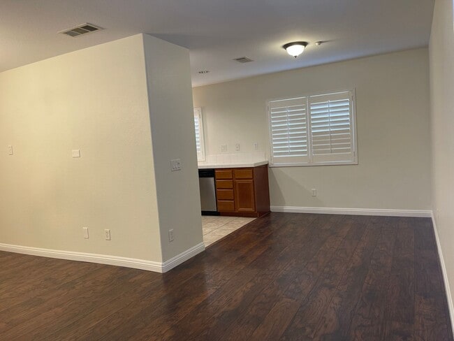 Building Photo - Cozy Town Home For Rent