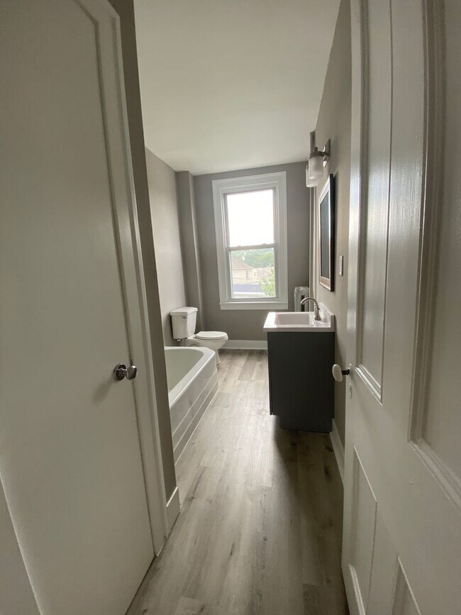 Building Photo - Remodeled one bedroom apartment