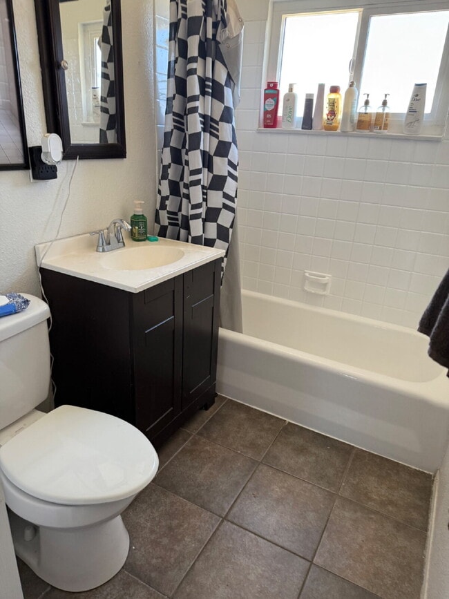 Building Photo - Don't miss out on this beautiful and spaci...