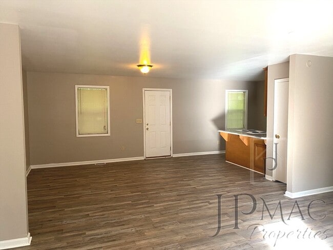 Building Photo - 302 Taylors Rd