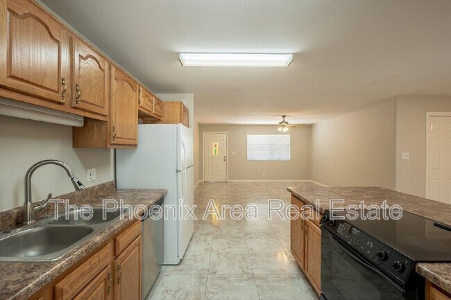 Building Photo - 522 E Balboa Dr