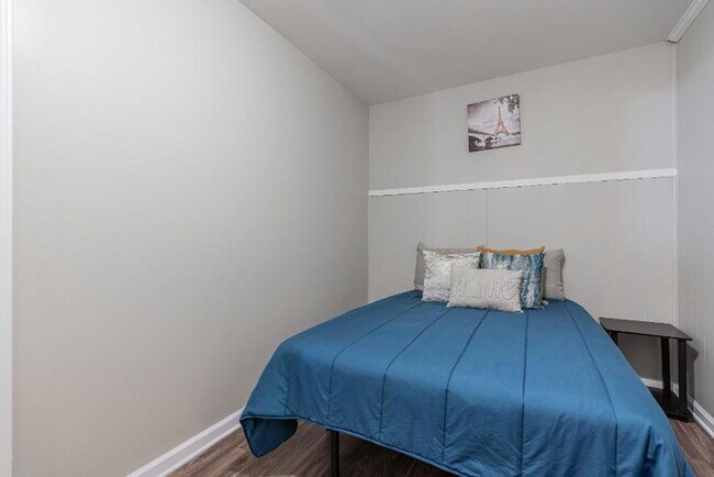 Building Photo - THE KNOLLVIEW | Spacious updated home just a 5-minute walk to bus 186, offering convenient and co...