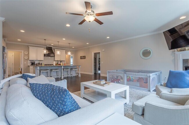 Building Photo - 357 Sydney Dr S