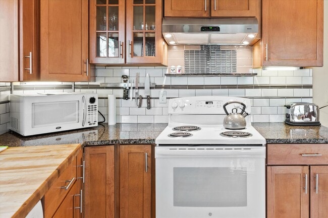 Building Photo - Fully-Furnished Short-Term Rental on South...