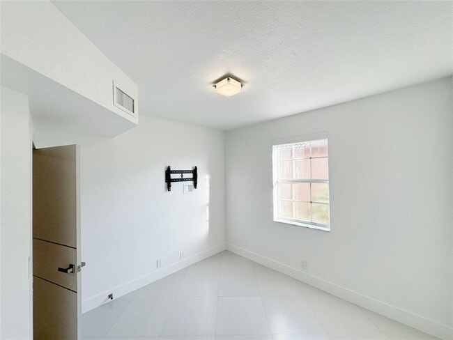 Building Photo - 1549 Barcelona Way