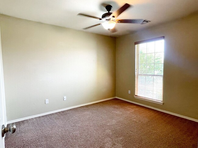 Building Photo - Absolutely Gorgeous Home in Moore with Spa...