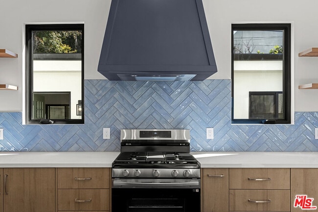 Building Photo - 822 N Orange Grove Ave