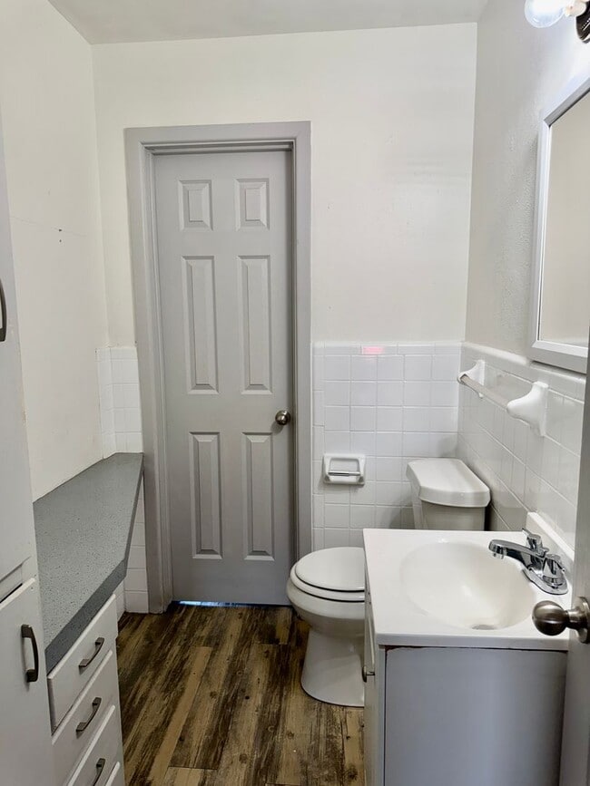Building Photo - Adorable 3/1.5/1 in Great Location! Minutes from Tech and Hospitals!