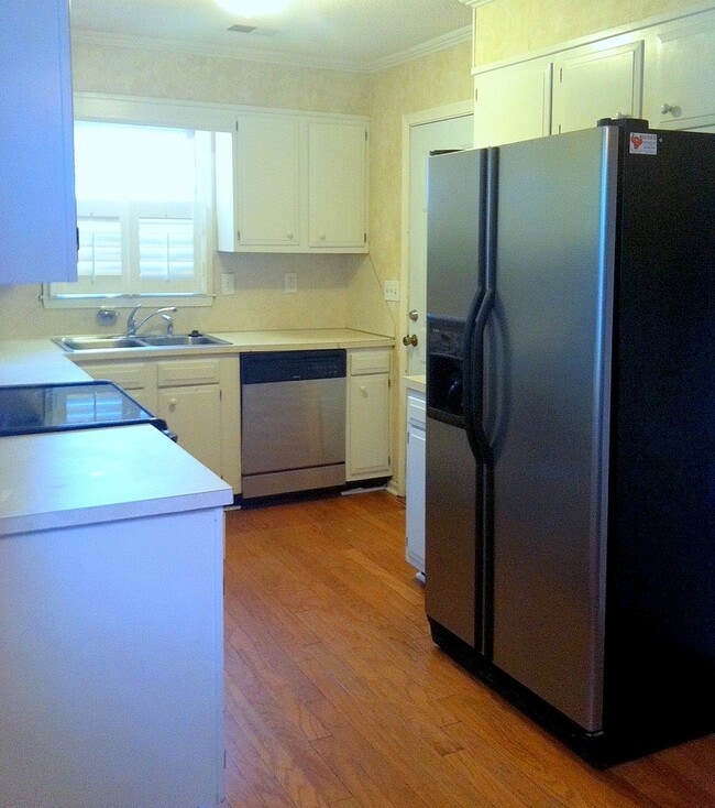 Building Photo - 3BR/2BA Home with Fireplace and Fenced Yar...